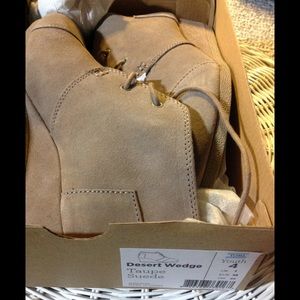 Girls TOMS Desert Wedge- Taupe Suede Size 4